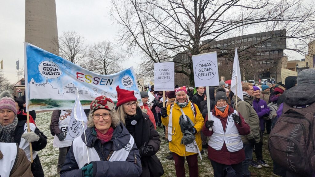 Essener OMAS unterstützen PRÜF-Demo in Düsseldorf
