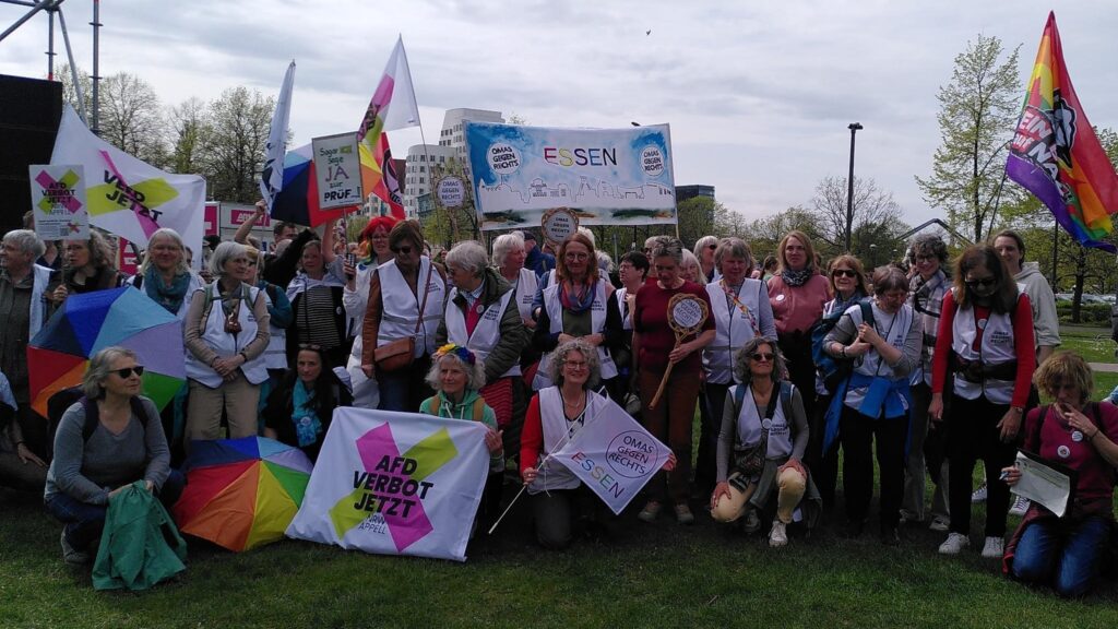 Essener OMAS stark bei vierter ‚PRÜF!‘-Demo gegen Rechts“