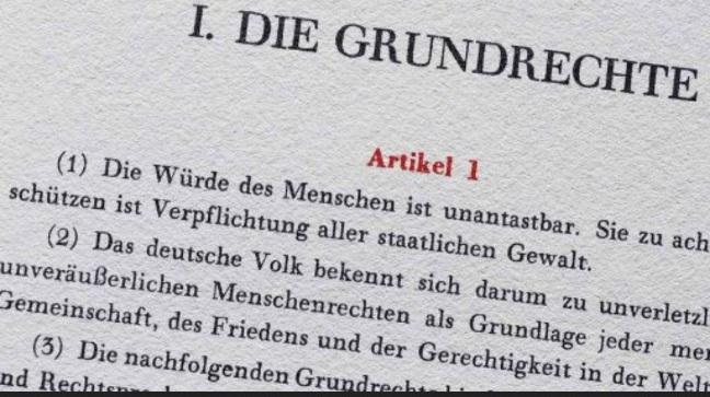 Das Grundgesetz wird 77