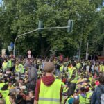 Viele Menschen mit gelben Warnwesten auf einer Kreuzung in Erfurt