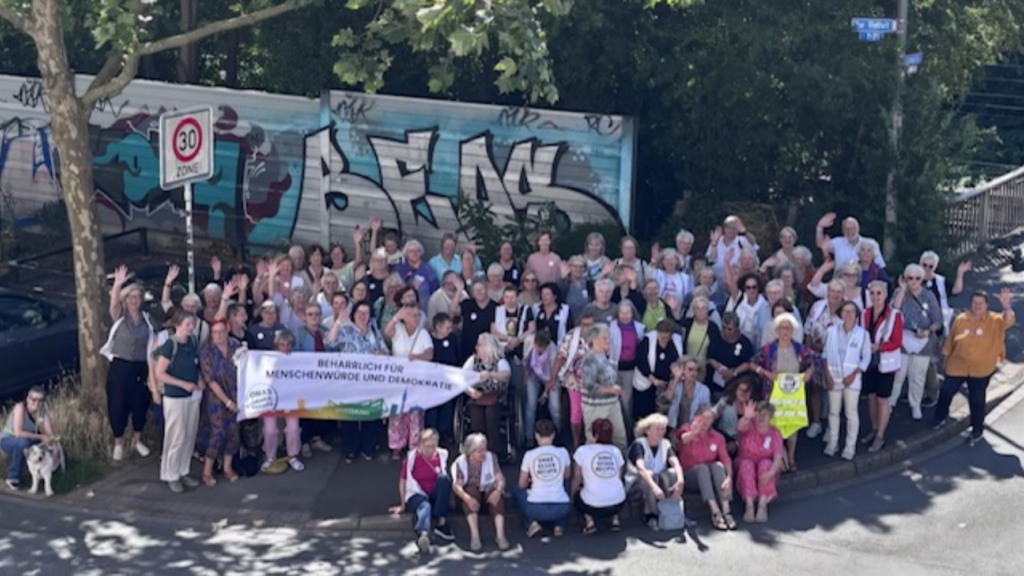 Gruppenbild der RuhrOmas am 4.7.26 RuhrOmas: 100 Frauen setzen Zeichen gegen rechte Hetze