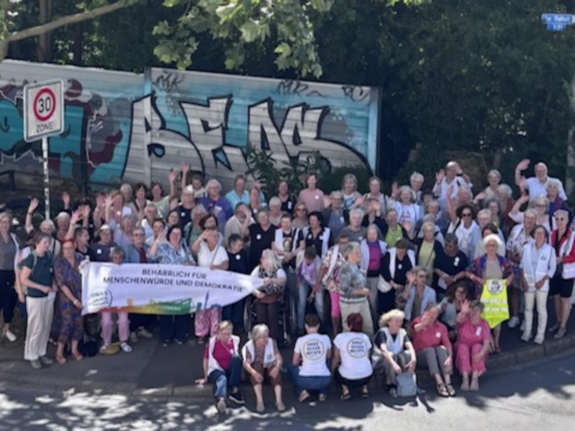 RuhrOmas: 100 Frauen setzen Zeichen gegen rechte Hetze