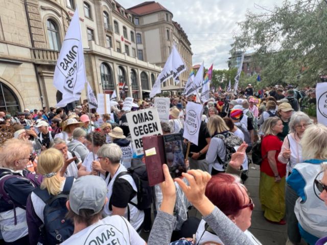 Essener OMAS GEGEN RECHTS bei Protesten gegen AfD-Parteitag in Erfurt