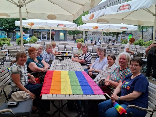 Essener OMAS GEGEN RECHTS unterstützen CSD