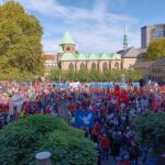 Der Burgplatz in Essen gepackt voll mit demonstrierenden Menschen