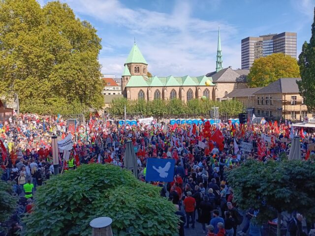 Tausende gegen Sozialabbau
