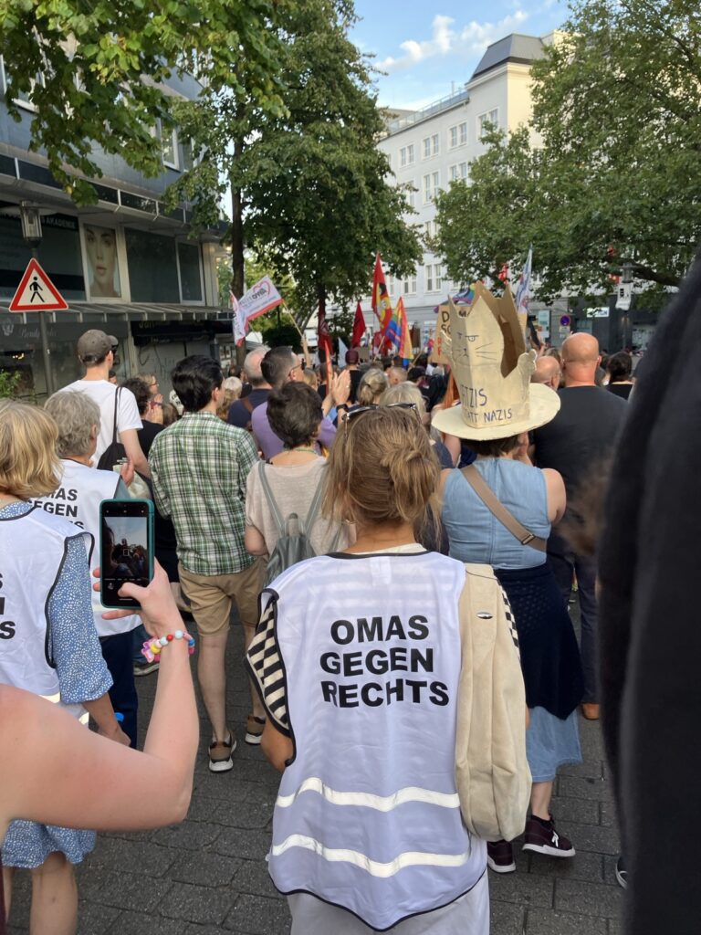 Omas gegen Rechts unterstützen: 1.200 Menschen demonstrieren in Essen gegen Rechtsruck
