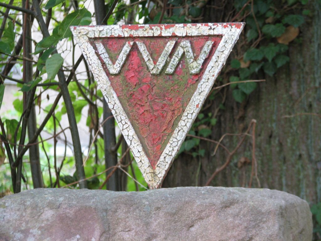 VVN-Logo aus den 1950er-Jahren (Foto vom Oktober 2018) VVN-BdA droht Verlust der Gemeinnützigkeit