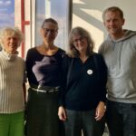 2 Omas, 1 Lehrer und 1 Lehrerin in einem Klassenraum